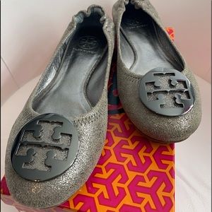 Tori Burch - Reva - vintage metallic (metal logo)